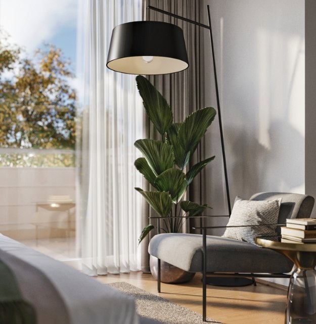 Modernes, stilvolles Interieur mit einem eleganten Sessel, einer großen Stehlampe und einem raumhohen Fenster mit sanftem Vorhang.