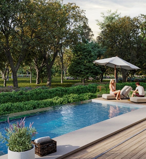 Moderner Pool im Grünen mit zwei entspannenden Personen unter einem Sonnenschirm.